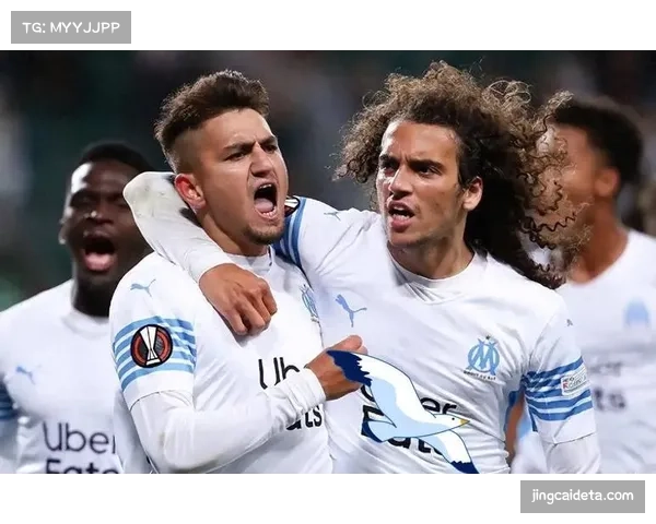 现场：马赛对阵尼斯比赛因球迷投掷烟雾弹中断十分钟