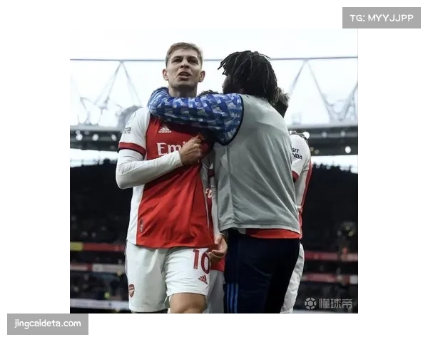终场哨响：Adamson大学球员相拥庆祝第13座冠军奖杯