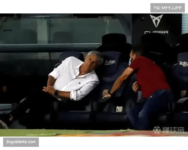 教练席传球失误，皮球击中场边第四官员